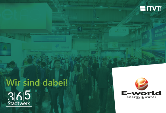 Überfüllte Ausstellungshalle mit zahlreichen Ständen und Bannern, grüner Überlagerung mit dem deutschen Text „Wir sind dabei!“ und Logos für 365 Stadtwerk und E-world energy & water.