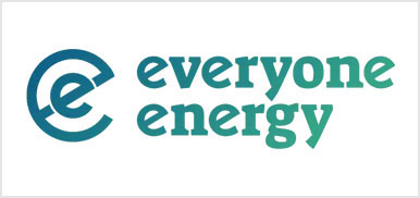 Everyone Energy-Logo mit stilisiertem Kleinbuchstaben „e“ in einem kreisförmigen Design, gefolgt von den Worten „everyone energy“ in grünem Farbverlauf auf weißem Hintergrund.