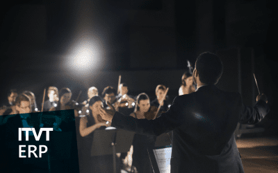 Ein Dirigent steht vor dem Publikum, den Taktstock in der Hand, und leitet leidenschaftlich das Orchester.