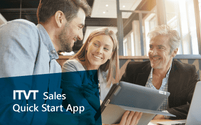 Drei Personen versammeln sich um einen Laptop, auf dessen Bildschirm die „ITVT Sales Quick Start App“ angezeigt wird.