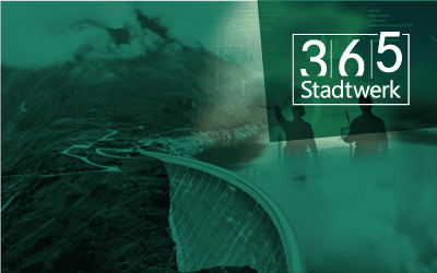 Luftaufnahme eines von Bergen umgebenen Staudamms mit einer grünen Überlagerung, auf der die Silhouetten zweier Arbeiter und der Schriftzug „365 Stadtwerk“ zu sehen sind, die für nachhaltige Energie und Versorgungsdienstleistungen stehen.