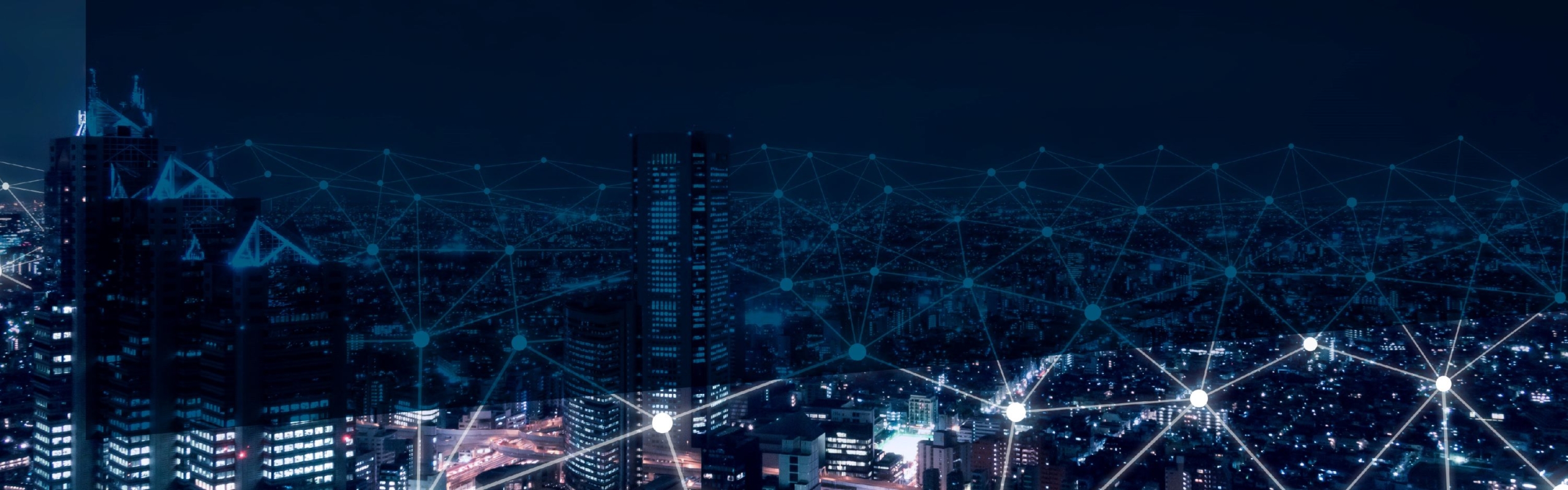 Nachtansicht der Skyline einer Stadt mit beleuchteten Gebäuden und einer digitalen Netzüberlagerung aus verbundenen Punkten und Linien.