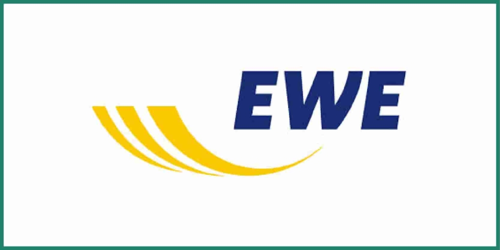 EWE-Logo mit fettgedruckten dunkelblauen Großbuchstaben „EWE” und drei gelben geschwungenen Streifen darunter, die Wellen oder einen Energiefluss symbolisieren.
