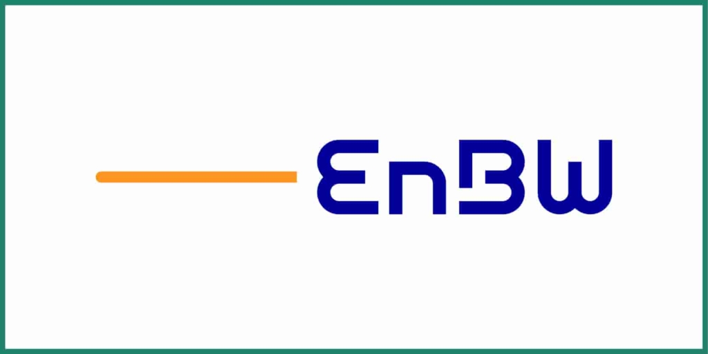 EnBW-Logo mit einer horizontalen orangefarbenen Linie, gefolgt von fettgedruckten dunkelblauen Buchstaben „EnBW” in einer modernen, stilisierten Schriftart auf weißem Hintergrund.