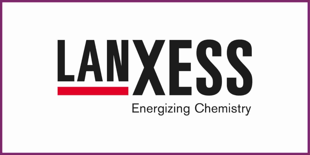 LANXESS-Logo mit fettgedrucktem schwarzem Text, einer roten Unterstreichung unter „LAN“ und dem Slogan „Energizing Chemistry“ darunter