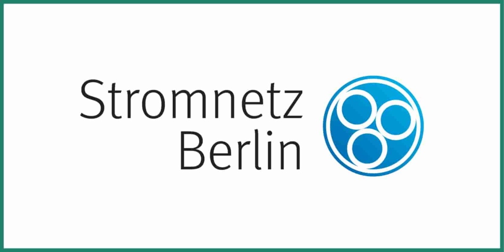 Stromnetz Berlin-Logo mit dem Namen in schwarzer Schrift und einem blauen kreisförmigen Symbol mit drei inneren Kreisen, die die Strom- oder Energieverteilung darstellen.