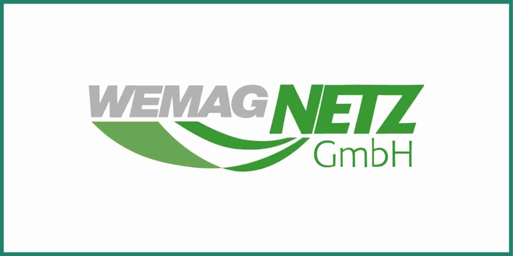 Logo der WEMAG NETZ GmbH mit stilisiertem grün-grauem Schriftzug und geschwungenen Linien, die Verbundenheit suggerieren, auf weißem Hintergrund mit grünem Rand.