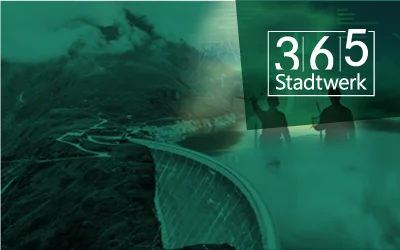 Luftaufnahme eines von Bergen umgebenen Staudamms mit einer grünen Überlagerung, auf der die Silhouetten zweier Arbeiter und der Schriftzug „365 Stadtwerk“ zu sehen sind, die für nachhaltige Energie und Versorgungsdienstleistungen stehen.